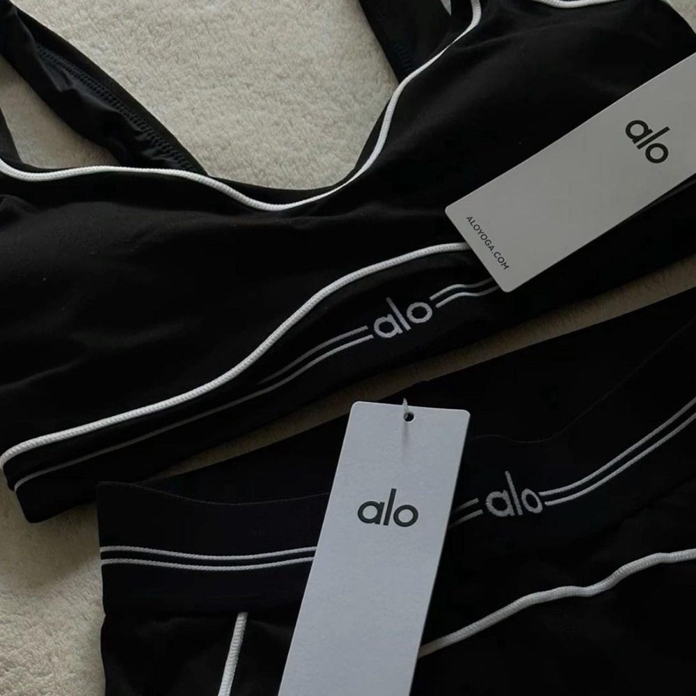 ALO Yoga Black Sports Bra Sleek Stretchy Design